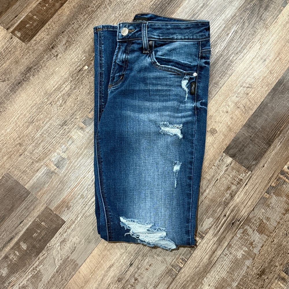 Silver Jeans boyfriend cut Distressed Blue Jeans size 28